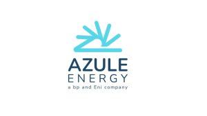 Profissional jurídico analisando contratos e projectos de energia sustentável para a Azule Energy em Angola