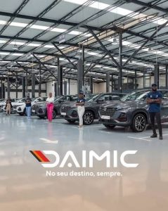 Anúncio de recrutamento da Daimic Motors para Coordenador Comercial e Responsável de Tesouraria Internacionais em Angola.